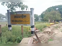 मिट्टी के टीले या प्लेटफार्म... रेलवे स्टेशन पर बिजली, पानी के लिए यात्री परेशान मिट्टी के टीले या प्लेटफार्म... रेलवे स्टेशन पर बिजली, पानी के लिए यात्री परेशान