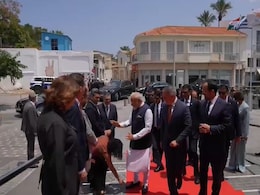 प्रधानमंत्री मोदी के सम्मान में साइप्रस की नेता ने छुए उनके पैर, वीडियो सोशल मीडिया पर वायरल प्रधानमंत्री मोदी के सम्मान में साइप्रस की नेता ने छुए उनके पैर, वीडियो सोशल मीडिया पर वायरल