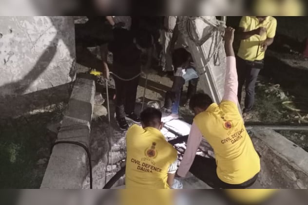 यवक को बचाने की कोशिश करता राहत दल यवक को बचाने की कोशिश करता राहत दल