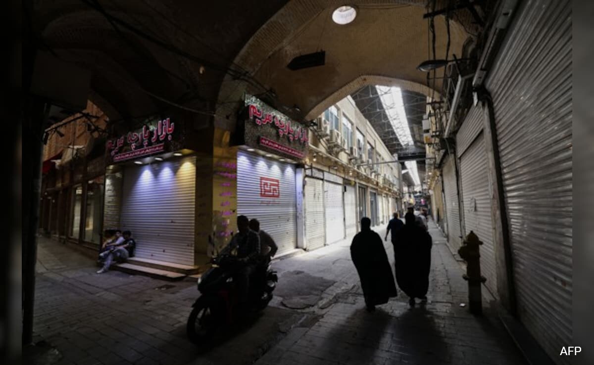 Дубай Хиляди жители на иранската столица Техеран бягат от домовете