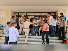 Ajmer: एमडीएस यूनिवर्सिटी में  ABVP का हंगामा, गेट का कांच तोड़ा; पुलिस से धक्का-मुक्की Ajmer: एमडीएस यूनिवर्सिटी में  ABVP का हंगामा, गेट का कांच तोड़ा; पुलिस से धक्का-मुक्की