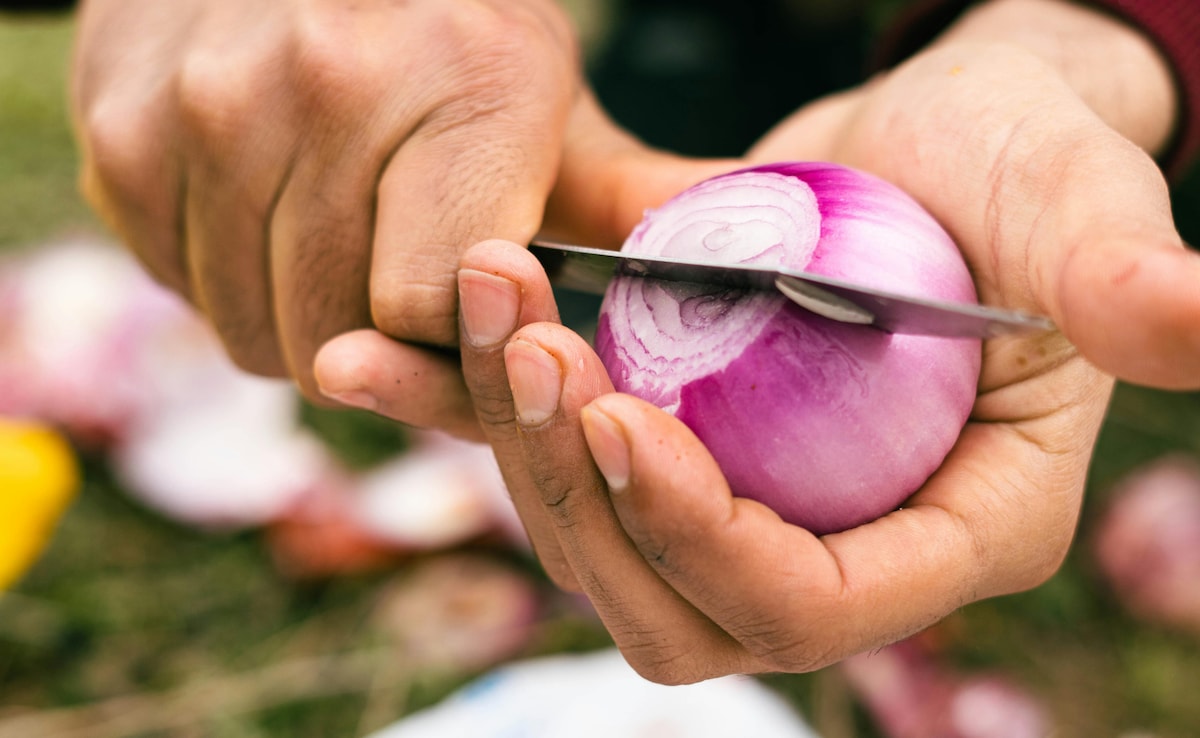 ये 5 लोग भूलकर भी न खाएं कच्चा प्याज, सेहत पर पड़ सकता है बुरा असर!