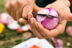 ये 5 लोग भूलकर भी न खाएं कच्चा प्याज, सेहत पर पड़ सकता है बुरा असर!