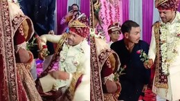 स्टेज पर हर तरह से की कोशिश, फिर भी सही ढंग से गुलाब नहीं दे पाया दूल्हा, दुल्हन का मूड हुआ ऑफ, देख कंट्रोल नहीं होगी हंसी