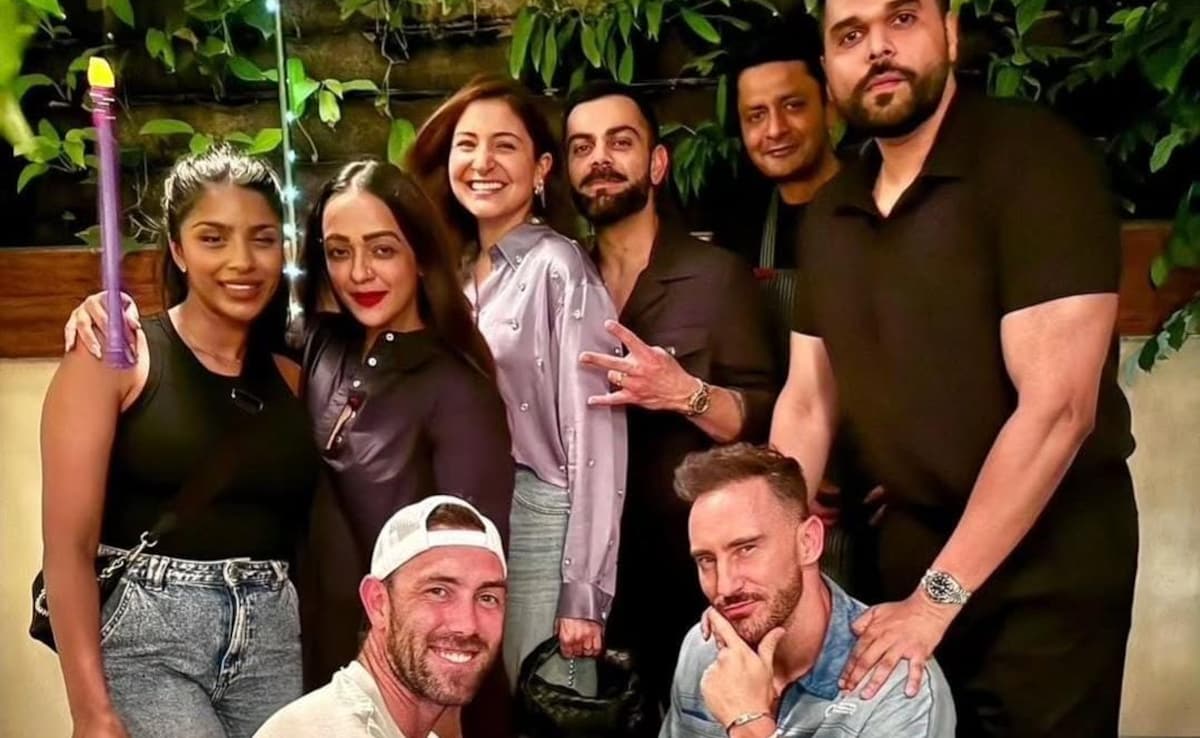 Nikhil Sosale (extreme right) with RCB members. Nikhil Sosale (extreme right) with RCB members.