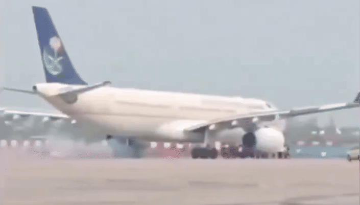 लखनऊ एयरपोर्ट पर विमान की लैंडिंग के दौरान उठने लगा धुआं, बड़ा हादसा टला- देखें Video