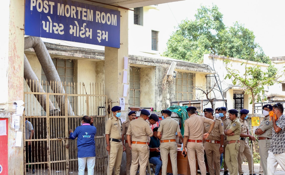 अहमदाबाद के सिविल अस्पताल में जले हुए शवों का अंबार लगा है. लाशों के ढेर में लोगों की निगाहें अपनों को खोज रही हैं. शवगृह के बाहर पुलिसकर्मी तैनात हैं. अहमदाबाद के सिविल अस्पताल में जले हुए शवों का अंबार लगा है. लाशों के ढेर में लोगों की निगाहें अपनों को खोज रही हैं. शवगृह के बाहर पुलिसकर्मी तैनात हैं.