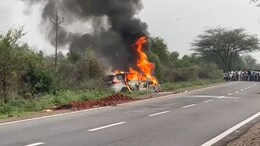 झुंझुनूं: दो गाड़ियों की जोरदार टक्कर में 10 लोग घायल, गाड़ी में लगी भीषण आग