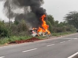 झुंझुनूं: दो गाड़ियों की जोरदार टक्कर में 10 लोग घायल, गाड़ी में लगी भीषण आग