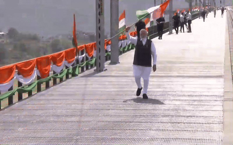 हाथ में तिरंगा और चेहरे पर गर्व के भाव... जब PM मोदी ने चिनाब ब्रिज से दिया  दुनिया को संदेश | PM Modi gave a message to the world from Chenab Bridge