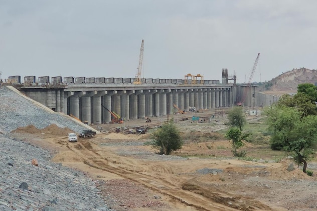 600 मीटर लंबा कंक्रीट डेम बनाया गया 600 मीटर लंबा कंक्रीट डेम बनाया गया