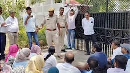 Rajasthan: मेडिकल कॉलेज से हटाए 100 नर्सिंगकर्मी, प्रदर्शन शुरू; विधायक ने कलेक्टर निवास पर दिया धरना