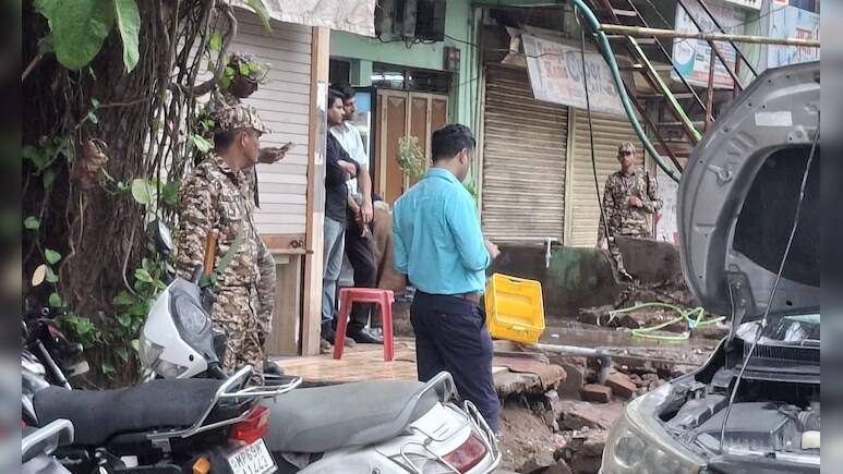 ED Raid: कट्ठीवाडा गबन कांड के मुख्य आरोपी कमल राठौड़ और रिश्तेदारों के घर ईडी की छापामारी, CRPF जवान तैनात