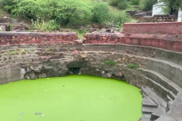 पानी में जमा गंदगी का ढेर पानी में जमा गंदगी का ढेर