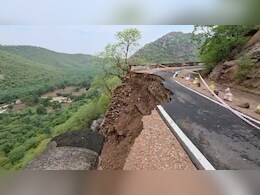 अलवर: तेज बारिश से धंसी बाला किला जाने वाली सड़क, हुआ गहरा गड्ढा; पर्यटकों की आवाजाही बंद अलवर: तेज बारिश से धंसी बाला किला जाने वाली सड़क, हुआ गहरा गड्ढा; पर्यटकों की आवाजाही बंद