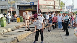 Tina dabi: 'झाड़ू लेकर शहर में निकल गईं मैडम', दुकानों के बाहर सफाई करती नजर आईं IAS टीना डाबी