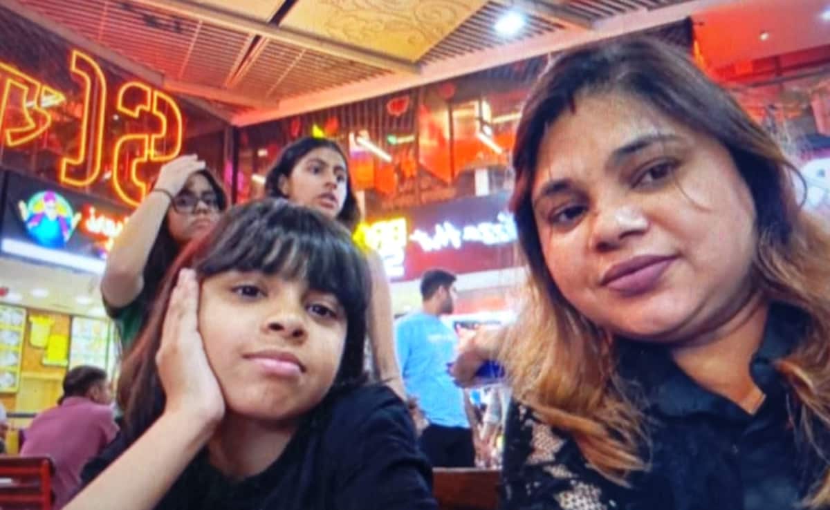 10-year-old girl who died in a fire while her mother sustained minor injuries. 10-year-old girl who died in a fire while her mother sustained minor injuries.