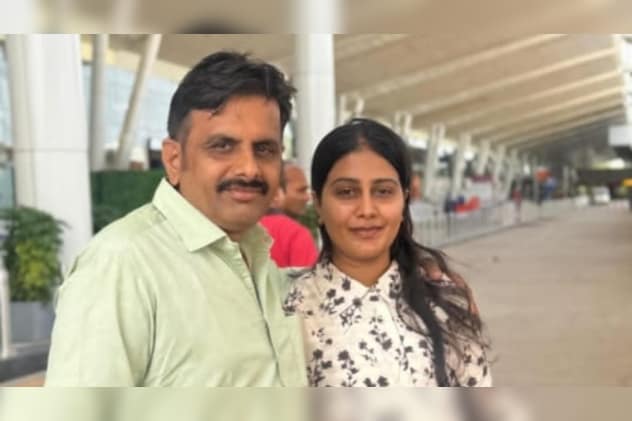 पिता ने एयरपोर्ट पर बेटी को विदा करते हुए व्हाट्सप पर लगाई थी स्टोरी। 