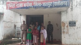 बीच-बचाव कराने आए पुलिस कर्मियों पर पालतू कुत्ते से कटवाया, एक कॉन्स्टेबल घायल; 3 महिला समेत 5 आरोपी गिरफ्तार