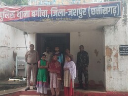 बीच-बचाव कराने आए पुलिस कर्मियों पर पालतू कुत्ते से कटवाया, एक कॉन्स्टेबल घायल; 3 महिला समेत 5 आरोपी गिरफ्तार