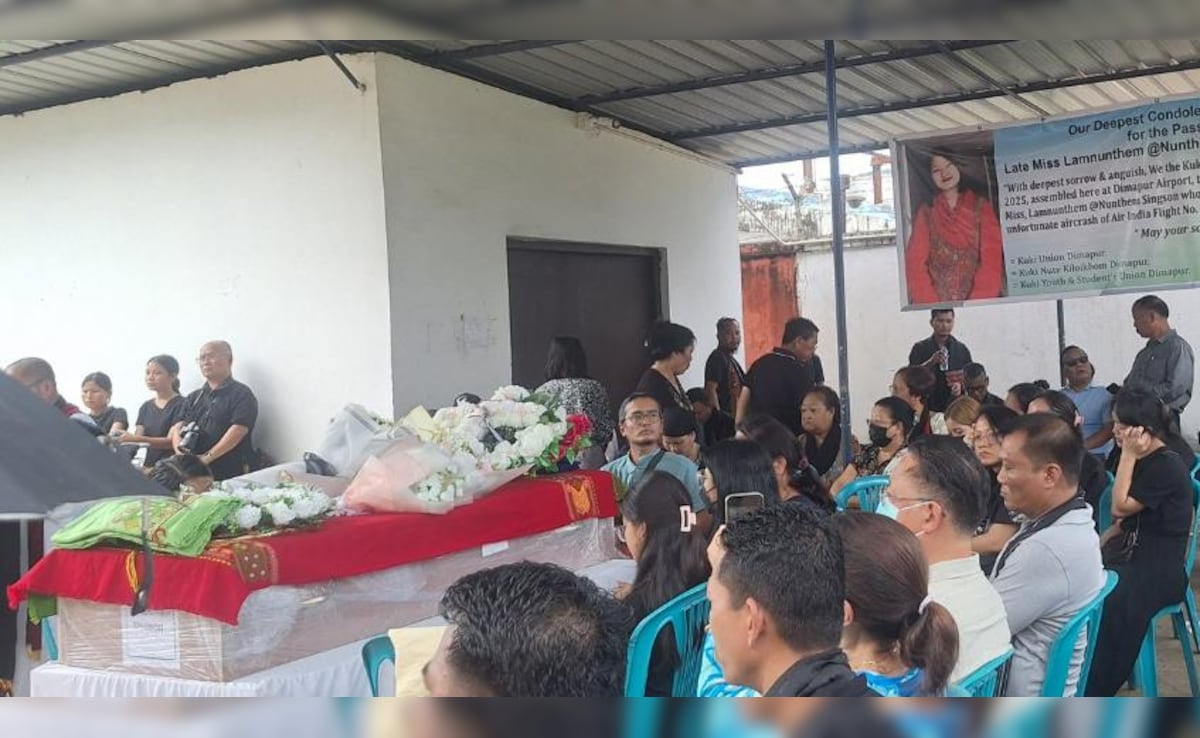 At her residence, a solemn reception with prayer was offered, and the traditional draping of a shawl over her coffin was done. 