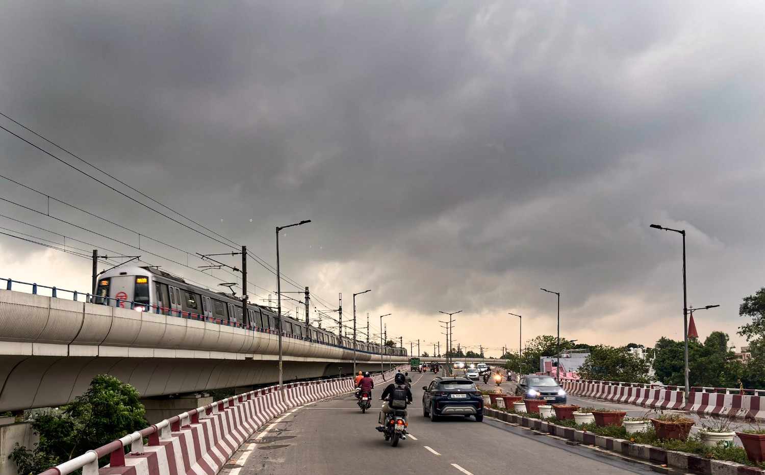 दिल्ली-NCR में मौसम मेहरबान, कब होगी मॉनसून की बारिश, यहां जानें लेटेस्ट अपडेट्स