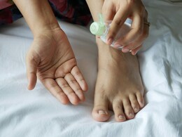 गर्मियों का नहीं होगा आपकी एड़ी पर असर, बनी रहेगी सॉफ्टनेस, ये Foot Cream आज ही कर दें ऑर्डर गर्मियों का नहीं होगा आपकी एड़ी पर असर, बनी रहेगी सॉफ्टनेस, ये Foot Cream आज ही कर दें ऑर्डर