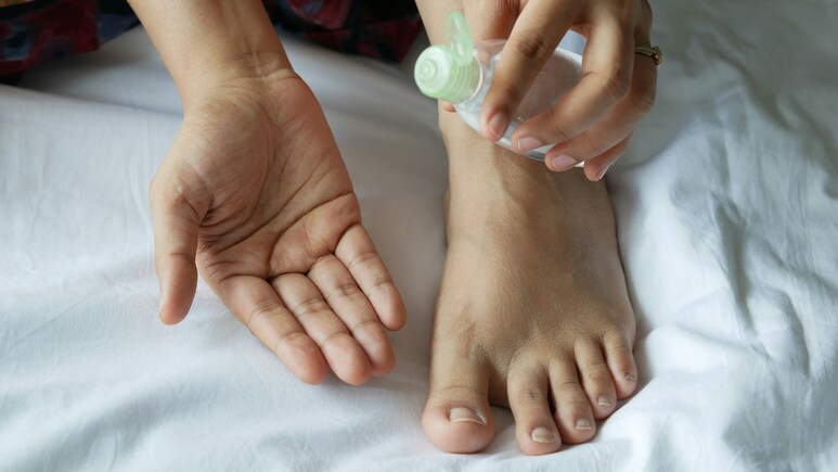 गर्मियों का नहीं होगा आपकी एड़ी पर असर, बनी रहेगी सॉफ्टनेस, ये Foot Cream आज ही कर दें ऑर्डर गर्मियों का नहीं होगा आपकी एड़ी पर असर, बनी रहेगी सॉफ्टनेस, ये Foot Cream आज ही कर दें ऑर्डर
