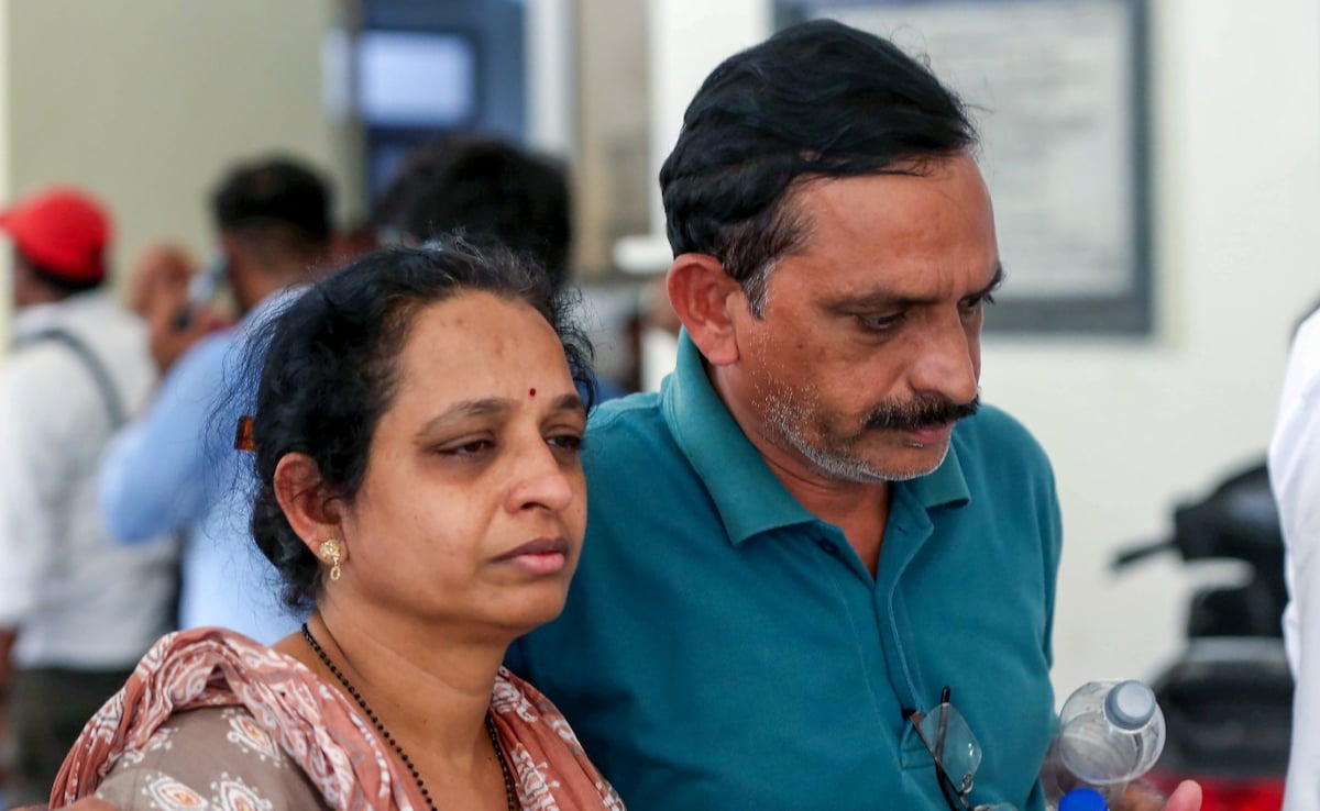 अहमदाबाद सिविल अस्पताल में लगे लाशों के ढेर में लोगों की निगाहें अपनों को खोज रही हैं. सभी को पता है कि जिंदा बचना नामुमकिन नहीं, लेकिन आंखों में उम्मीद बाकी है. अहमदाबाद सिविल अस्पताल में लगे लाशों के ढेर में लोगों की निगाहें अपनों को खोज रही हैं. सभी को पता है कि जिंदा बचना नामुमकिन नहीं, लेकिन आंखों में उम्मीद बाकी है.