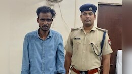 चलती ट्रेन से चोरी कर भाग रहा था चोर, गश्त कर रही RPF ने पकड़ा और GRP को सौंपा