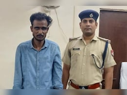 चलती ट्रेन से चोरी कर भाग रहा था चोर, गश्त कर रही RPF ने पकड़ा और GRP को सौंपा चलती ट्रेन से चोरी कर भाग रहा था चोर, गश्त कर रही RPF ने पकड़ा और GRP को सौंपा