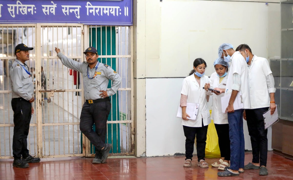 अहमदाबाद सिविल अस्पताल का मेडिकल स्टाफ विमान दुर्घटना में जान गंवाने वालों के DNA टेस्ट के लिए उनके परिजनों का ब्लड सैंपल लेने में जुटा हुआ है. अहमदाबाद सिविल अस्पताल का मेडिकल स्टाफ विमान दुर्घटना में जान गंवाने वालों के DNA टेस्ट के लिए उनके परिजनों का ब्लड सैंपल लेने में जुटा हुआ है.