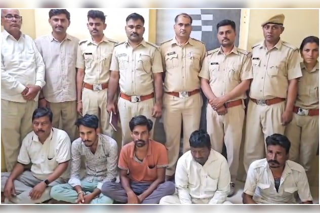 बाड़मेर के चौहाटन में चिंकारा हिरण का शिकार करने वाले 5 आरोपियों ने पुलिस पूछताछ में जुर्म कबूला. बाड़मेर के चौहाटन में चिंकारा हिरण का शिकार करने वाले 5 आरोपियों ने पुलिस पूछताछ में जुर्म कबूला.