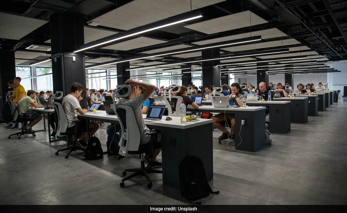 Дрес кодът на индийската компания и правилата за подстригване предизвикаха