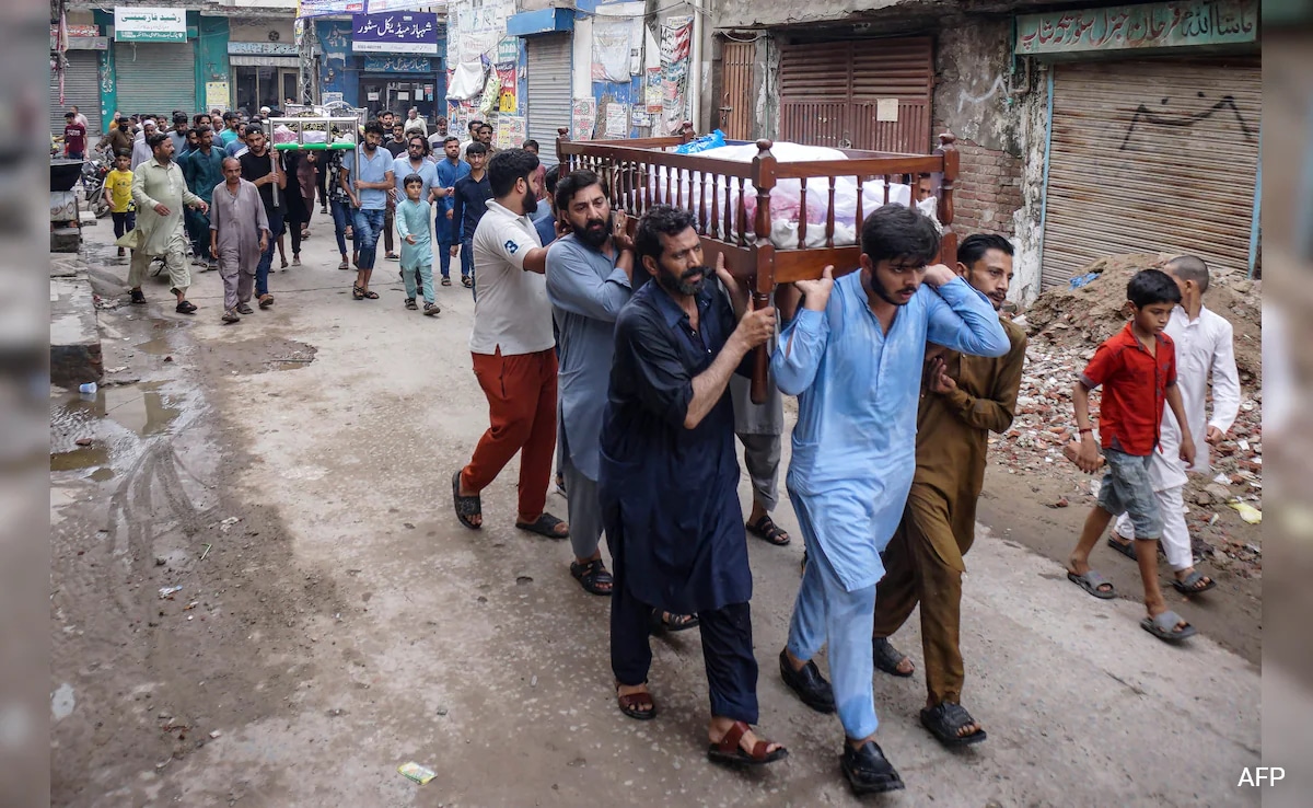 Силен дъжд и светкавично наводнение из Пакистан убиха 32 души