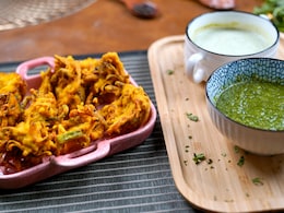 Gut Issues During Monsoon? Your Favourite Chai-Pakora Combo Might Be The Real Culprit Gut Issues During Monsoon? Your Favourite Chai-Pakora Combo Might Be The Real Culprit