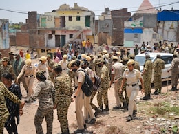 दिल्ली में 900 झुग्गियों पर चला बुलडोजर, पुलिस ने आतिशी को किया डिटेन, जानें पूरा मामला दिल्ली में 900 झुग्गियों पर चला बुलडोजर, पुलिस ने आतिशी को किया डिटेन, जानें पूरा मामला