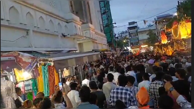 धार्मिक स्थान पर चप्पल फेंकने पर मचा बवाल, विशेष वर्ग के लोगों ने घेरा थाना, Video सामने आते ही दर्ज