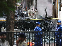 Ahmedabad Plane Crash : 1 वाजून 38 मिनिटांनी काय घडलं? 100 पेक्षा जास्त जळालेल्या फोनमुळे उलगडणार रहस्य Ahmedabad Plane Crash : 1 वाजून 38 मिनिटांनी काय घडलं? 100 पेक्षा जास्त जळालेल्या फोनमुळे उलगडणार रहस्य