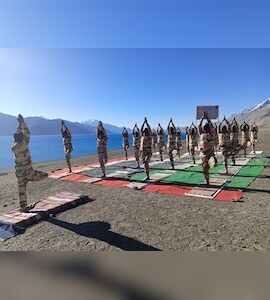सियाचिन की बर्फीली ऊंचाइयों से लेकर पोर्ट ब्लेयर के तटों तक... भारतीय सेना ने योग से दिया जनकल्याण का संदेश