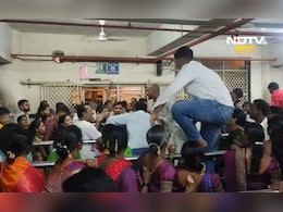 Dharashiv News: तुळजाभवानी मंदिरातील दर्शन रांगेत भक्तांमध्ये फ्री स्टाईल हाणामारी,कारण काय? Dharashiv News: तुळजाभवानी मंदिरातील दर्शन रांगेत भक्तांमध्ये फ्री स्टाईल हाणामारी,कारण काय?