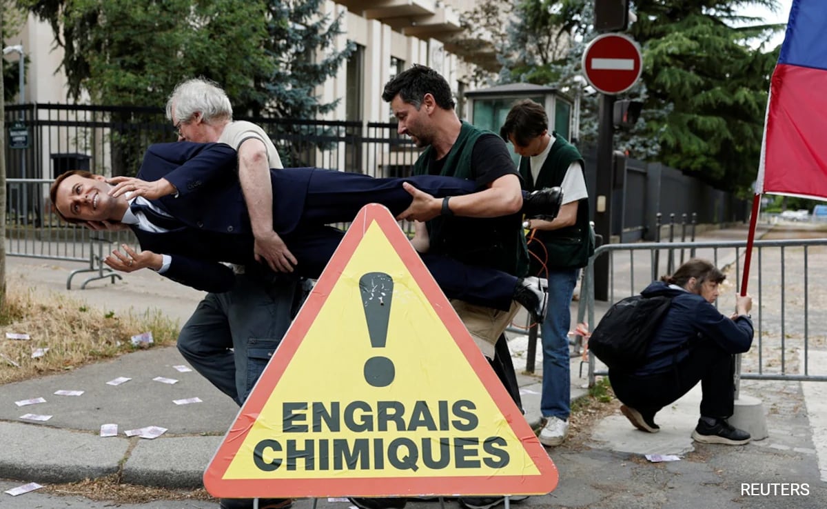 Париж Активистите на Greenpeace премахнаха восъчна статуя на френския президент