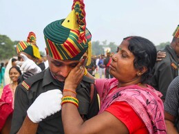 बम-बारूद से खेलने वाले अग्निवीरों की पासिंग आउट परेड, ऐसे आंसू तो हर माता-पिता चाहेंगे  बम-बारूद से खेलने वाले अग्निवीरों की पासिंग आउट परेड, ऐसे आंसू तो हर माता-पिता चाहेंगे