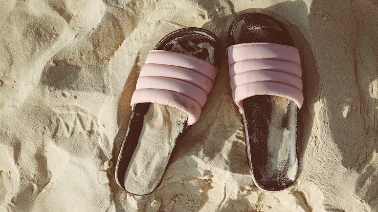 Trendy Designs से लेकर आरामदायक भी हैं ये Women Sliders, वेकेशन हो या ऑफिस हर जगह दिखें Stylish! Trendy Designs से लेकर आरामदायक भी हैं ये Women Sliders, वेकेशन हो या ऑफिस हर जगह दिखें Stylish!