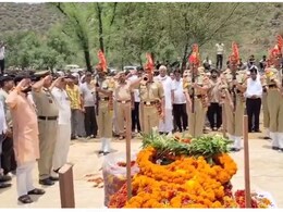 झुंझुनूं: एक और जवान ने तोड़ा दम,  सैन्य सम्मान के साथ अंतिम हुई विदाई; 8 साल के बेटे ने दी मुखाग्नि झुंझुनूं: एक और जवान ने तोड़ा दम,  सैन्य सम्मान के साथ अंतिम हुई विदाई; 8 साल के बेटे ने दी मुखाग्नि