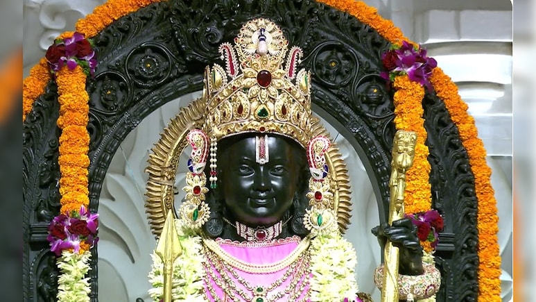 रामलला के दर्शन के लिए रायपुर से रवाना हुए 850 तीर्थ यात्री, नागरिक आपूर्ति निगम अध्यक्ष ने दिखाई हरी झंडी