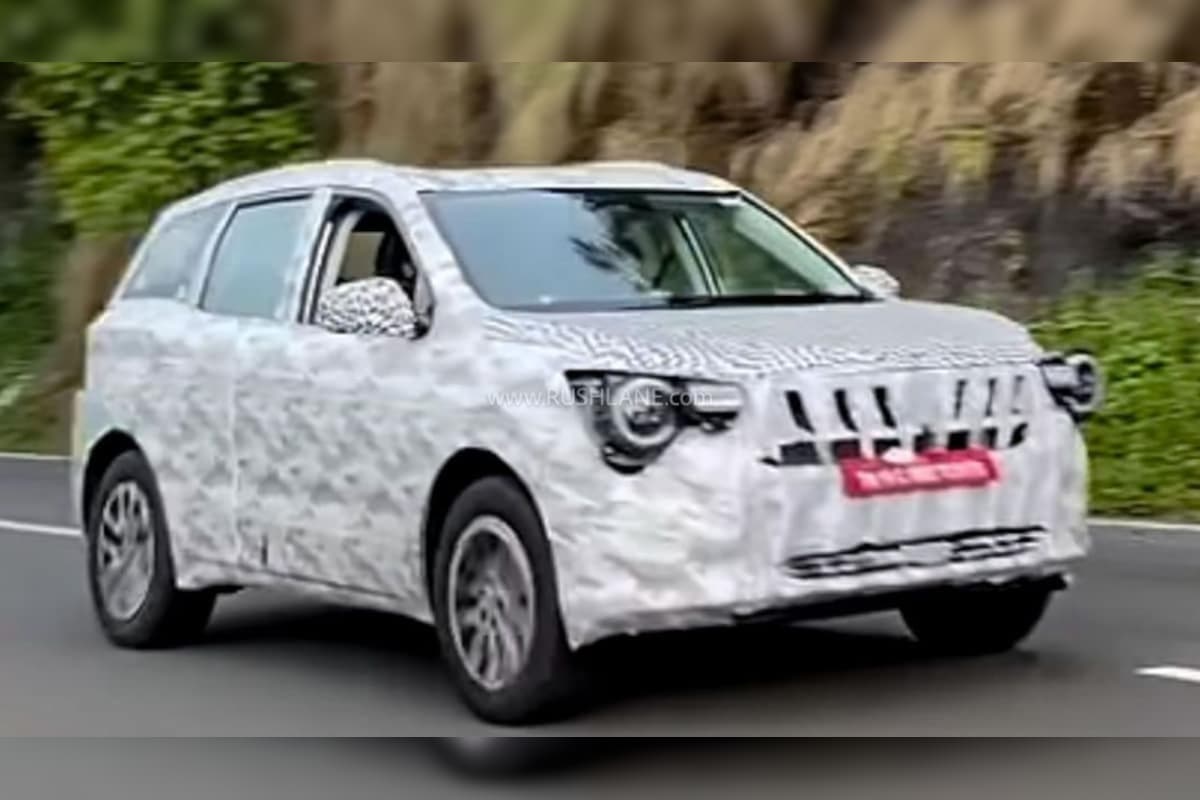 Mahindra XUV700 Spied Mahindra XUV700 Spied