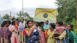 बच्चों को गोद में लेकर आंदोलन पर निकले छत्तीसगढ़ के ये चतुर्थ श्रेणी कर्मचारी, क्या अब इनकी मांगे मानेगी सरकार!