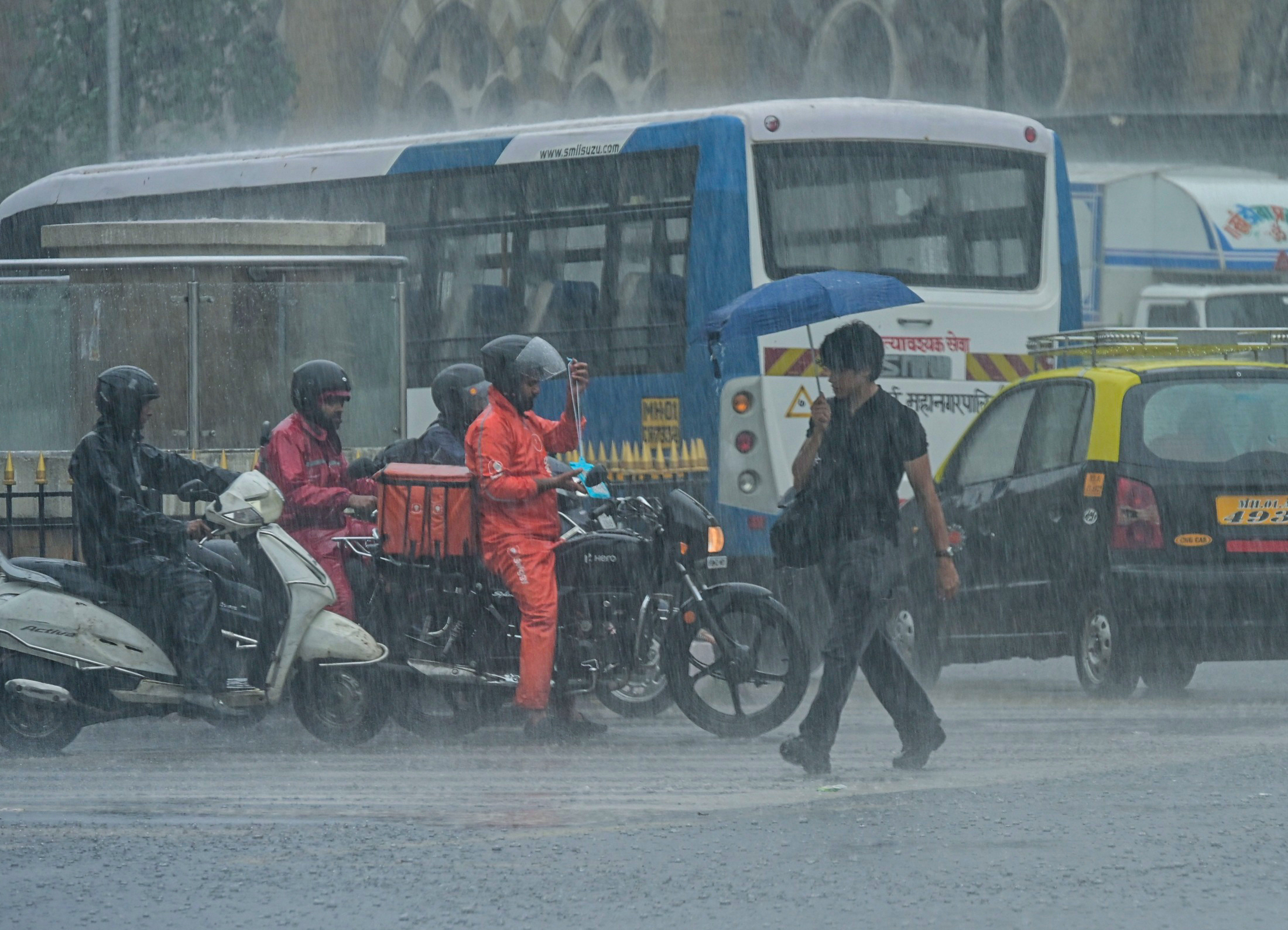 महाराष्ट्र में भारी बारिश का कहर, उफान पर नदियां, यातायात ठप, किसानों को नुकसान