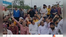 BJP MLA Protest: बरसते पानी में बीच सड़क धरने पर बैठ गए BJP के विधायक, इस बात को लेकर थी नाराजगी
